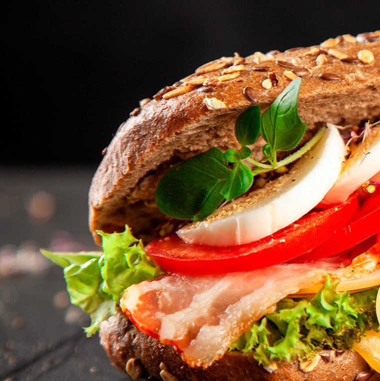 Ovenvers belegd broodje met ham, tomaat, ei en verse sla