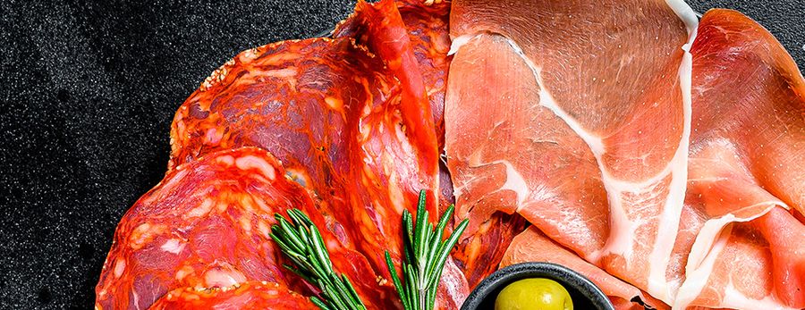 Schotel met fijne vleessoorten: chorizo, salami en gedroogde ham met rozemarijn